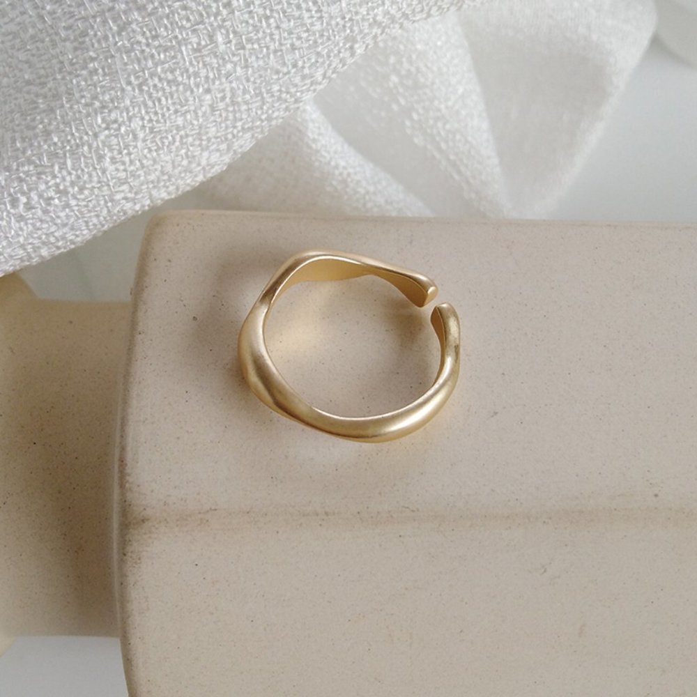 Matte Finished Golden Elegant Rings - Picture 5 of 9